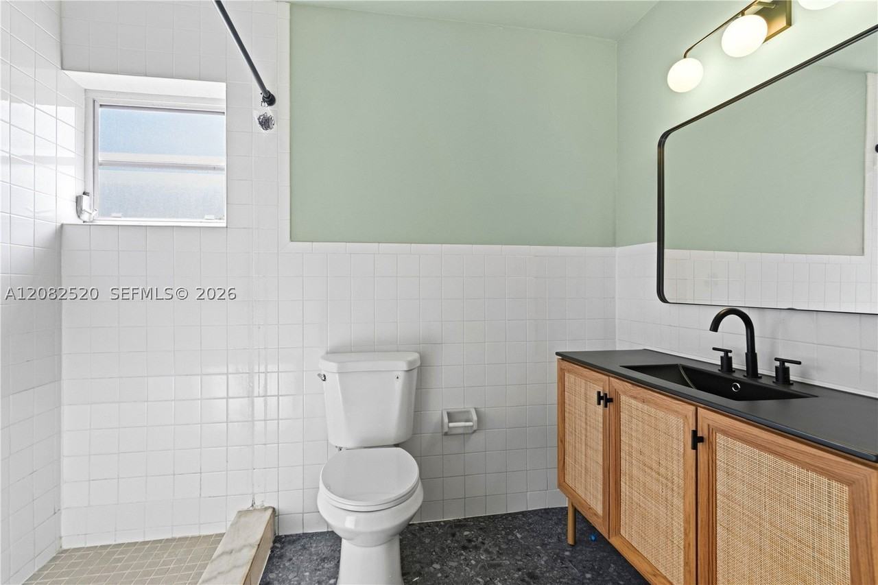 1085 Ne 34th St #3 - Photo 4 of 11