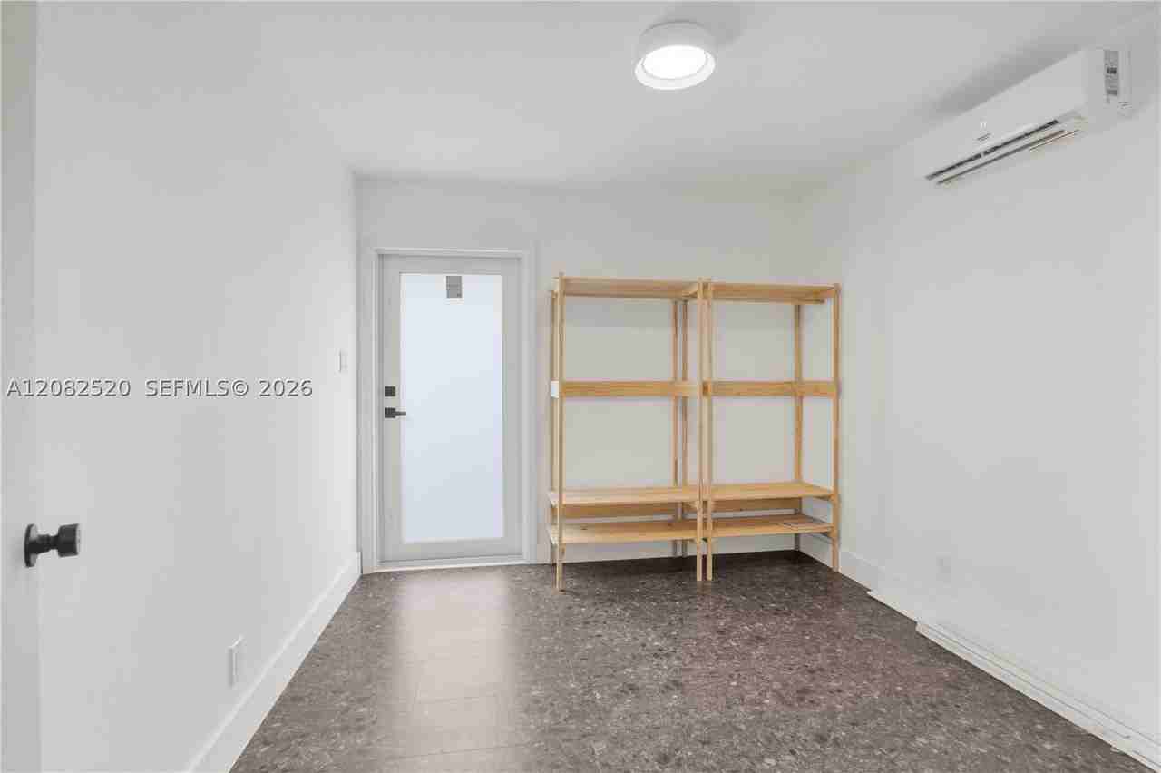 1085 Ne 34th St #3 - Photo 5 of 11