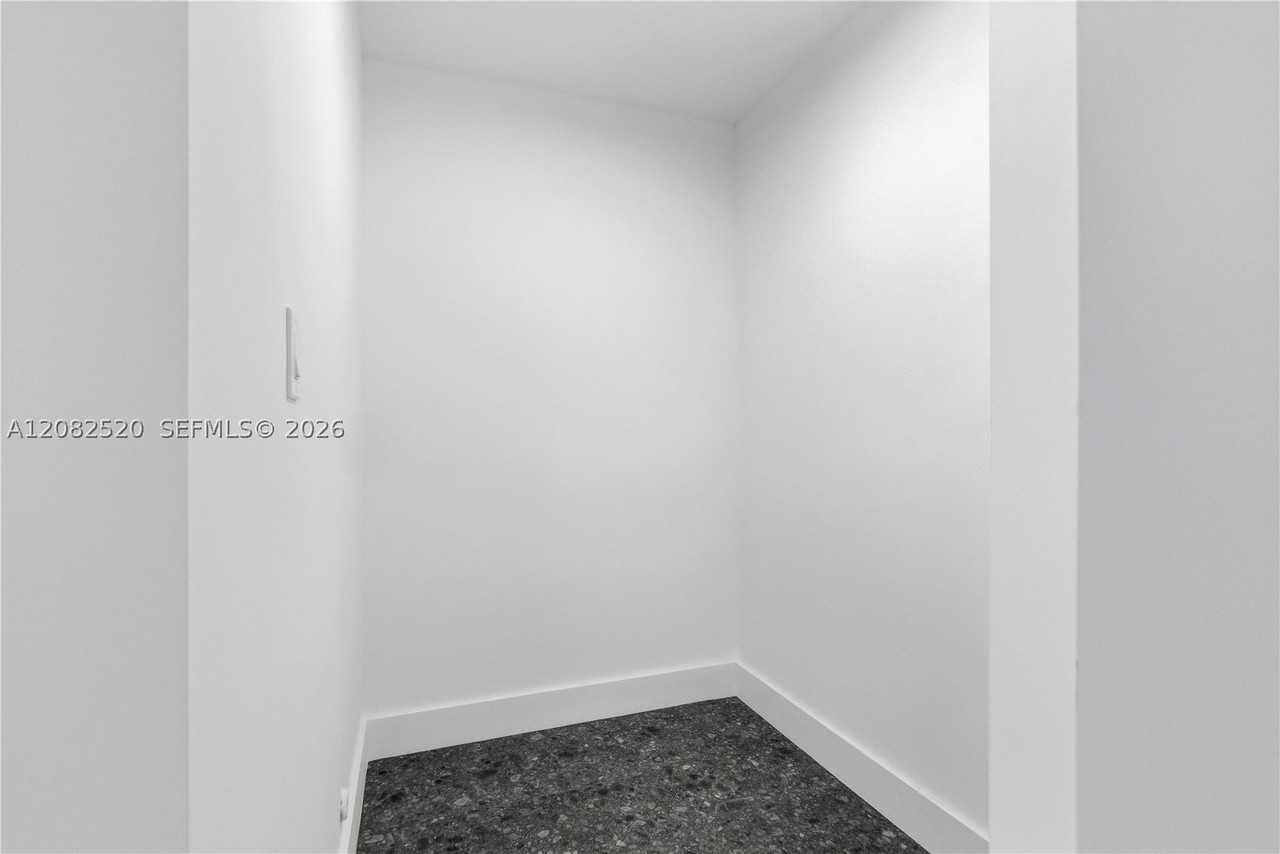 1085 Ne 34th St #3 - Photo 6 of 11