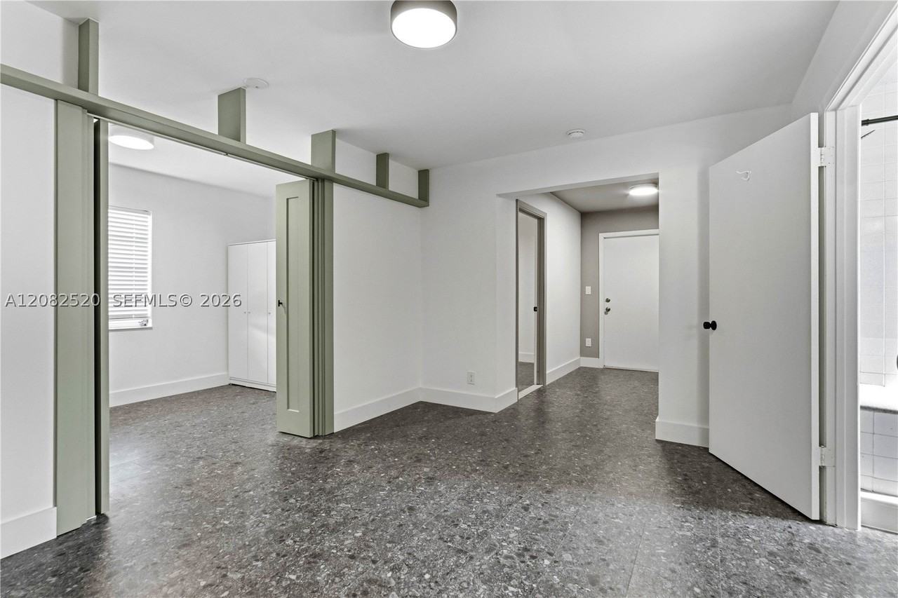 1085 Ne 34th St #3 - Photo 7 of 11
