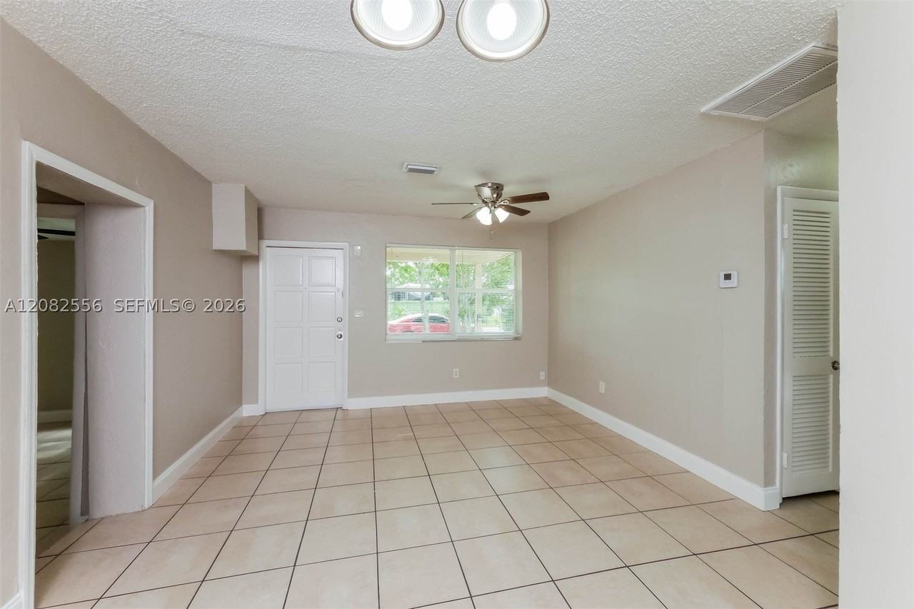 4531 Ne 5th Ave - Photo 2 of 18