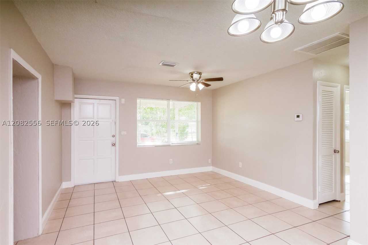 4531 Ne 5th Ave - Photo 3 of 18