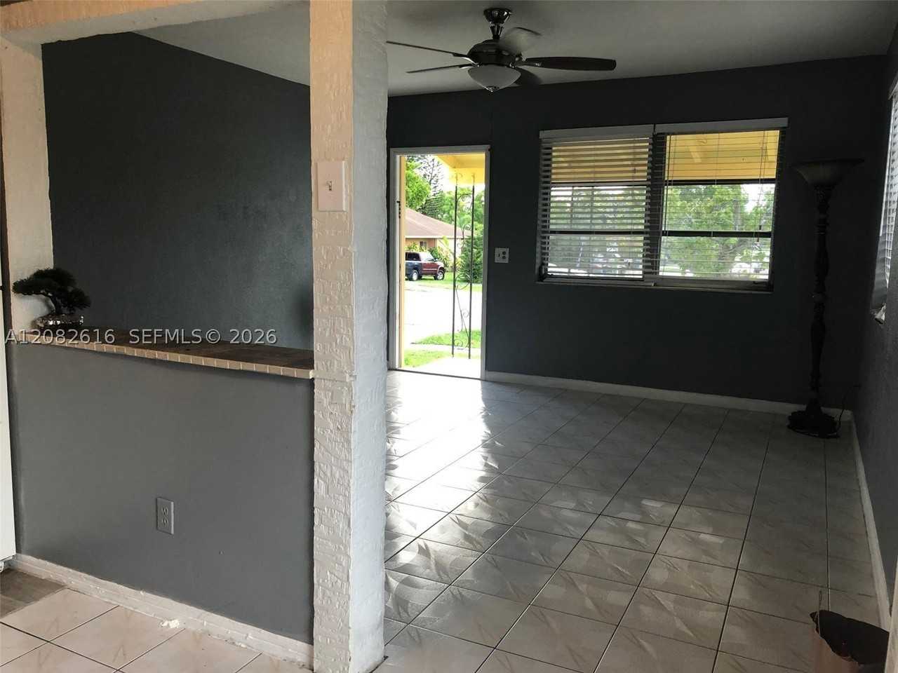 725 Sw 8th Ave #A - Photo 4 of 9