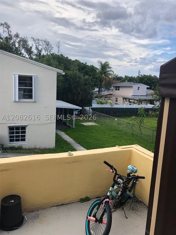 725 Sw 8th Ave #A - Photo 5 of 9