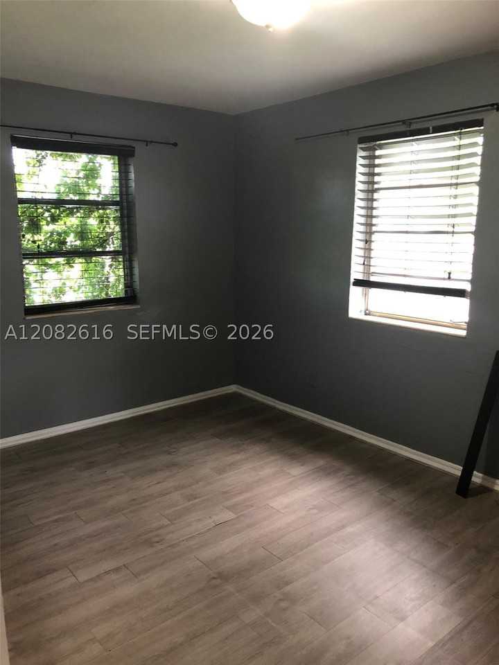 725 Sw 8th Ave #A - Photo 7 of 9