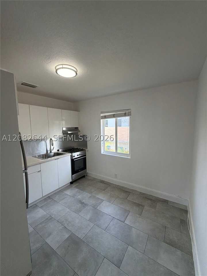 500 Nw 35th St #5 - Photo 2 of 12