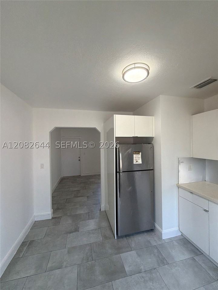 500 Nw 35th St #5 - Photo 3 of 12
