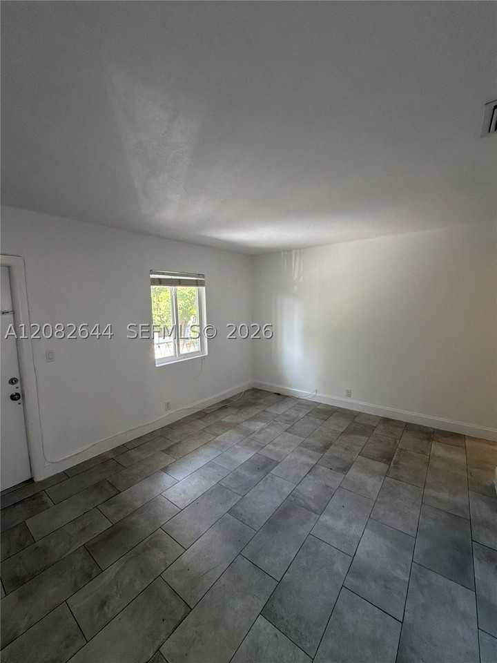 500 Nw 35th St #5 - Photo 4 of 12