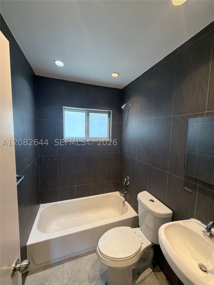 500 Nw 35th St #5 - Photo 6 of 12