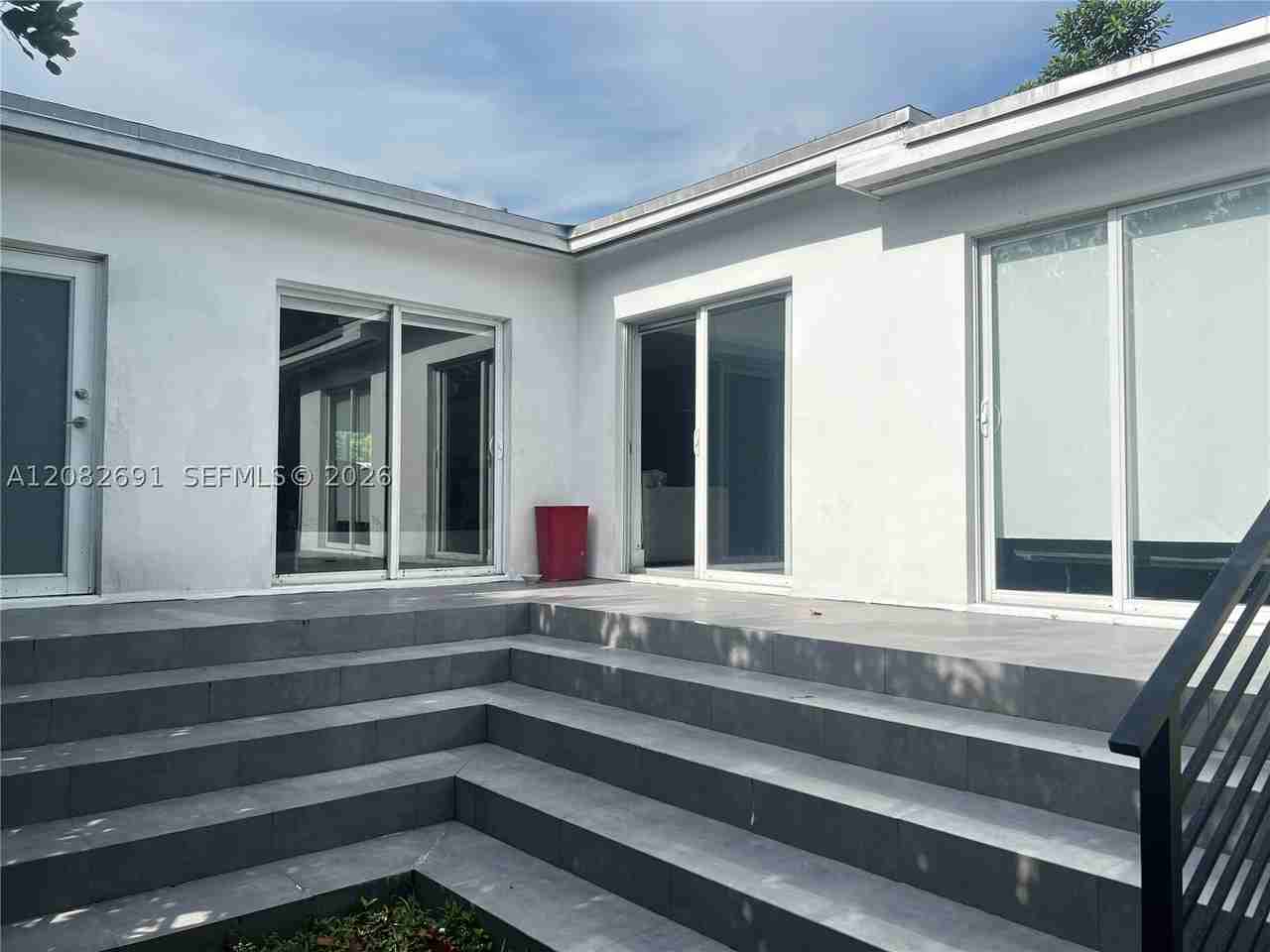 15 Nw 52nd St - Photo 3 of 28