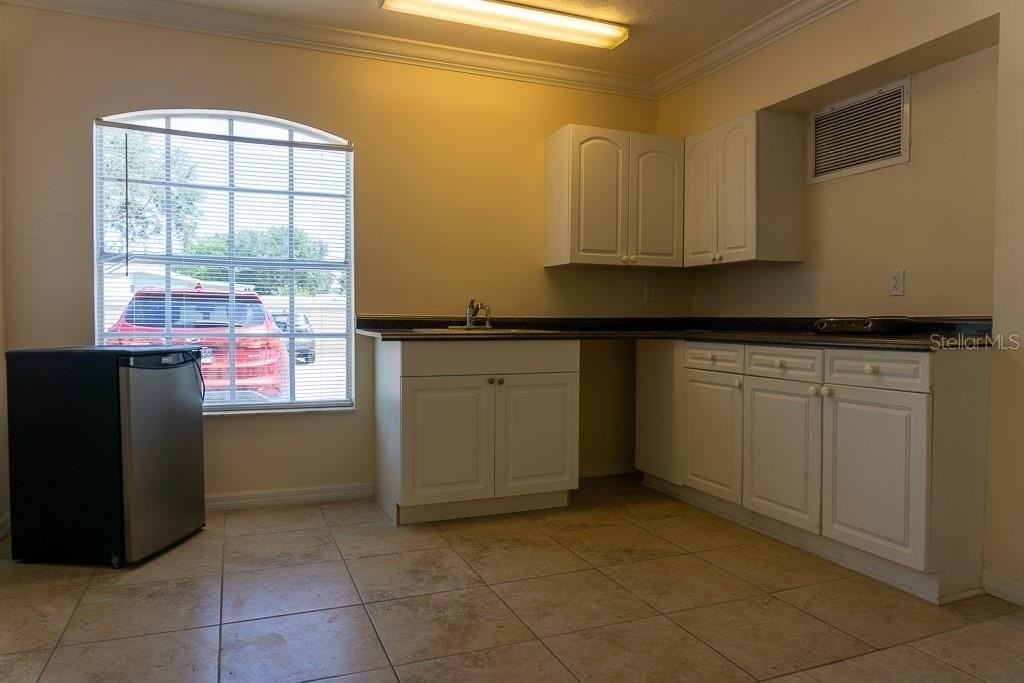 2204 Fan Palm Dr #5 - Photo 4 of 9