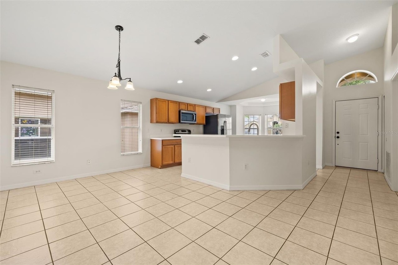 141 Richmond Dr - Photo 4 of 36