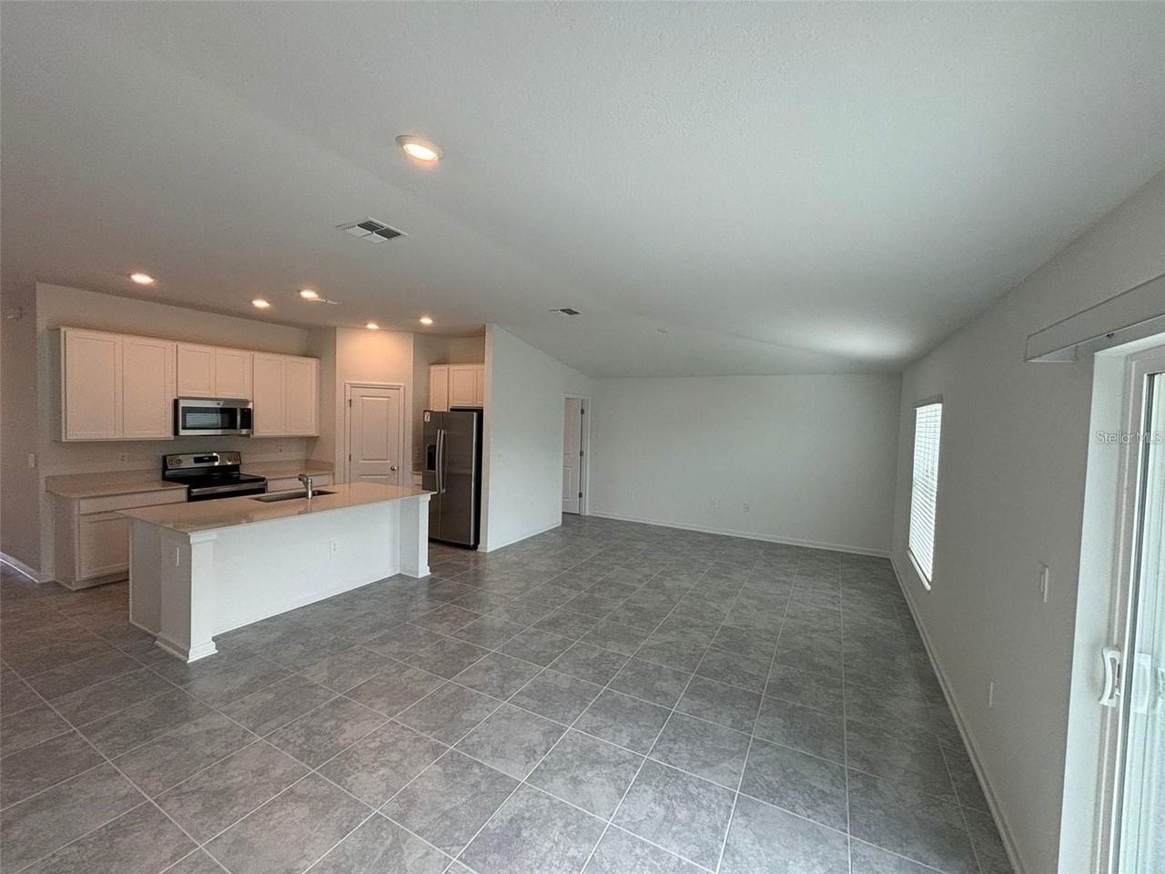 828 Daring Dr - Photo 2 of 9
