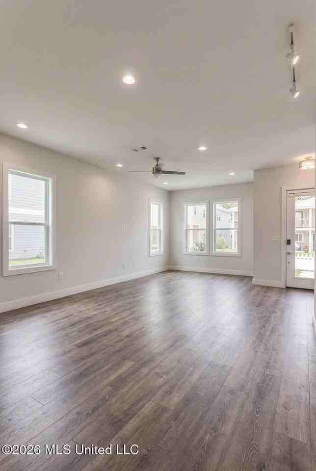 156 Markham Dr - Photo 2 of 11