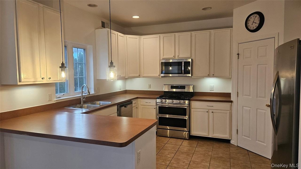 2719 Colonial Dr - Photo 5 of 25