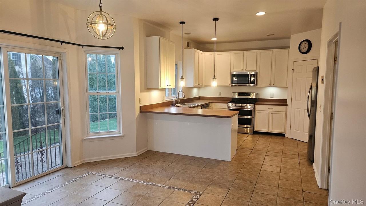 2719 Colonial Dr - Photo 7 of 25