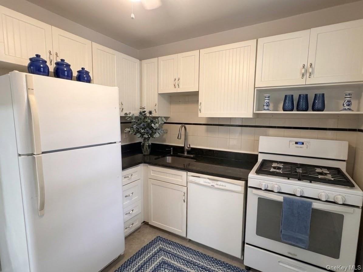 7231 Little Neck Pkwy #2ndFL - Photo 3 of 15