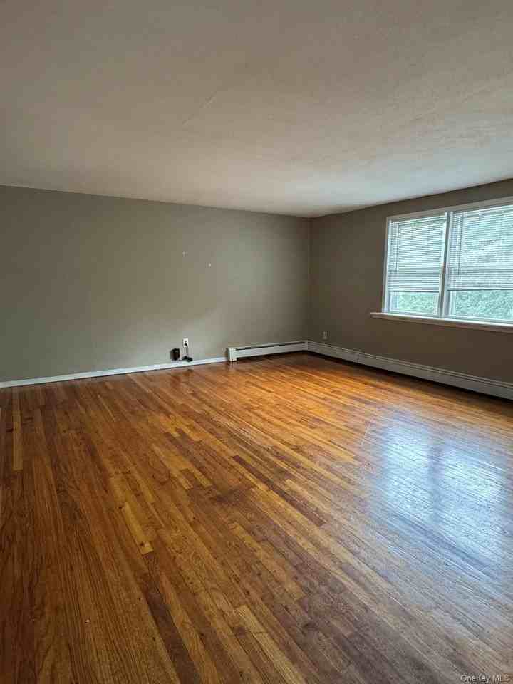 135 Waterside Ave - Photo 2 of 9