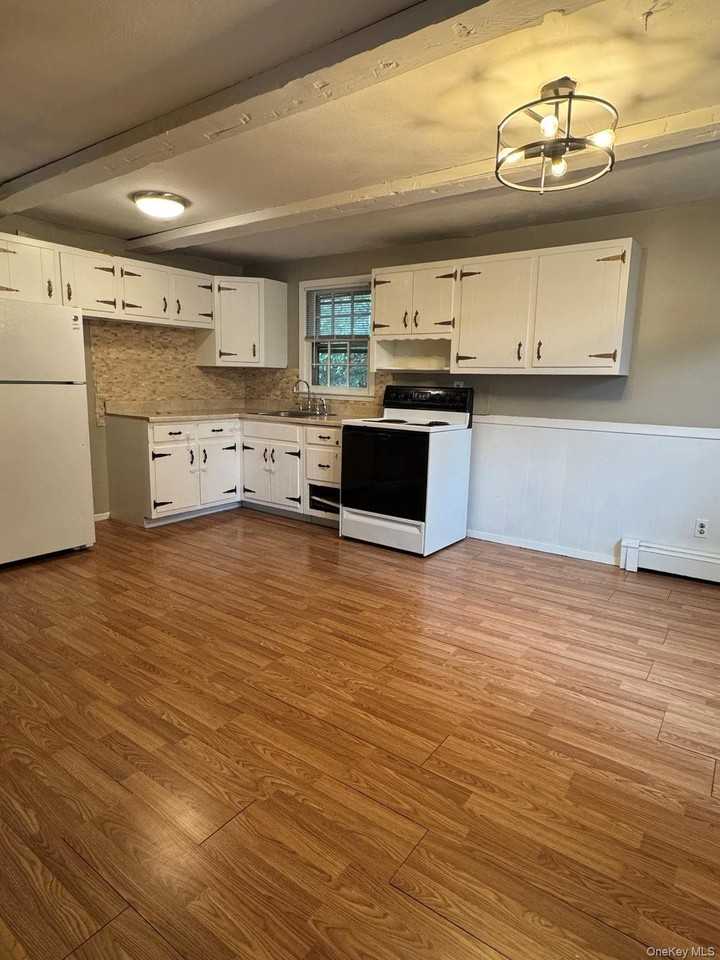 135 Waterside Ave - Photo 3 of 9