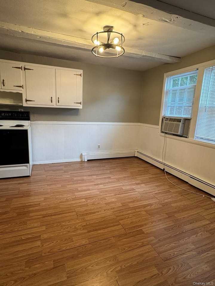 135 Waterside Ave - Photo 4 of 9