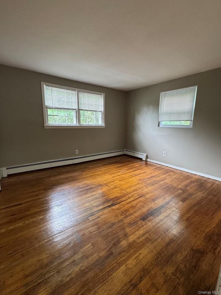 135 Waterside Ave - Photo 6 of 9