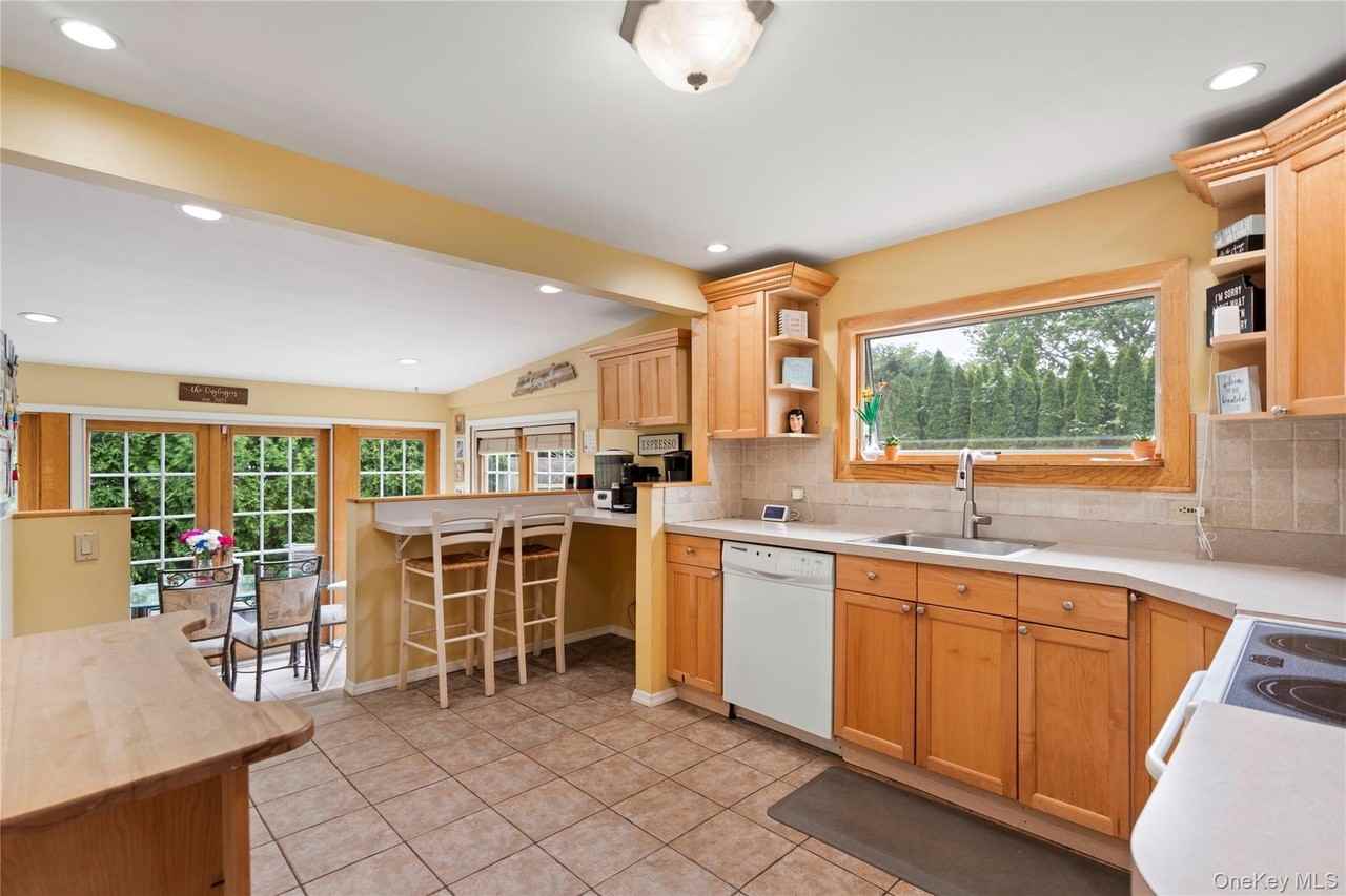 306 Mccall Ave - Photo 7 of 27