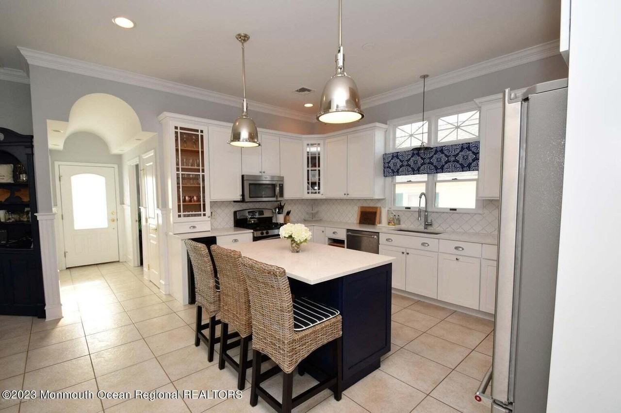 563 Whiting Ave - Photo 2 of 29