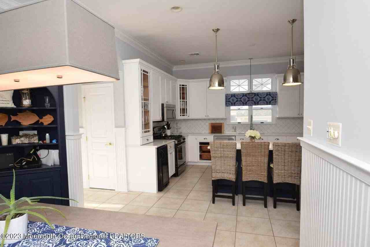 563 Whiting Ave - Photo 5 of 29