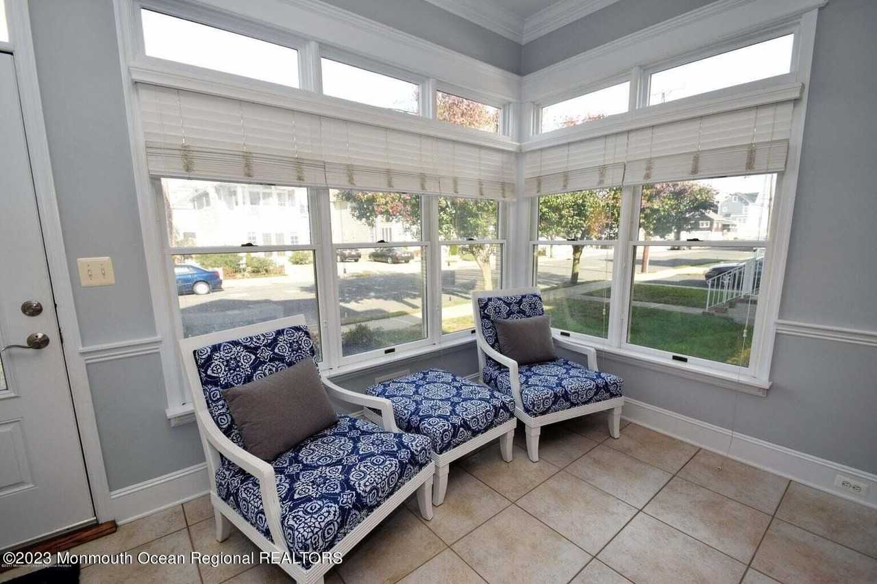 563 Whiting Ave - Photo 7 of 29