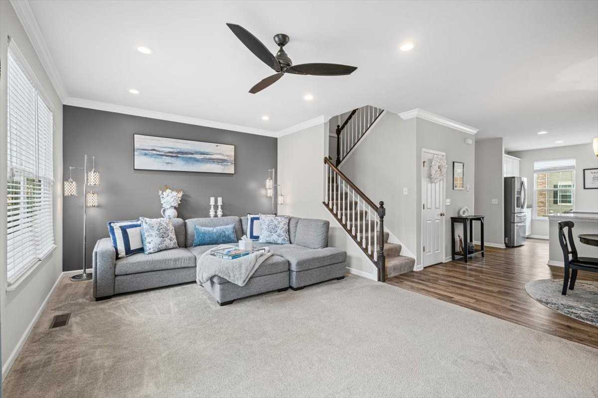 300 Lionel Dr - Photo 3 of 33