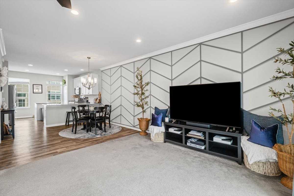 300 Lionel Dr - Photo 4 of 33
