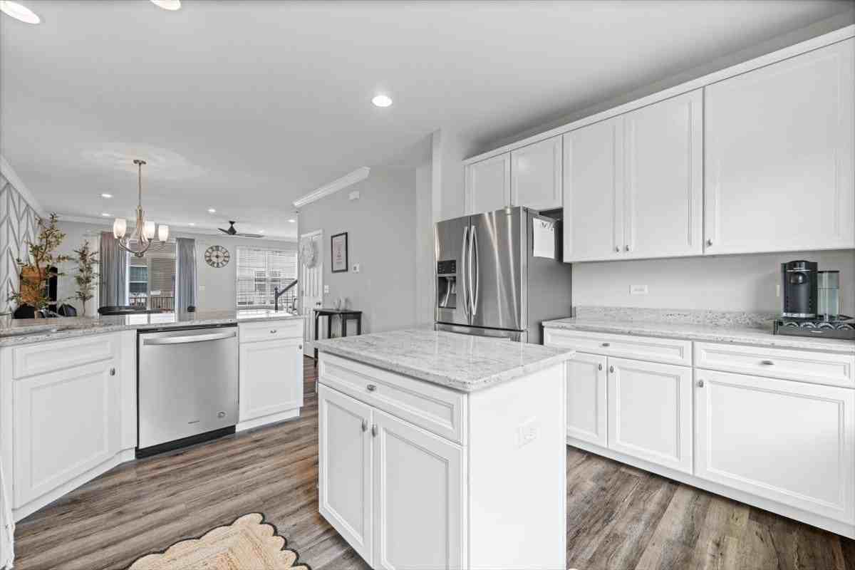 300 Lionel Dr - Photo 7 of 33