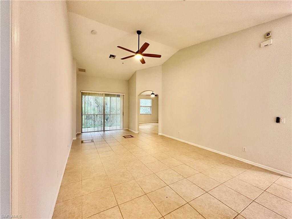 1425 Mariposa Cir #202 - Photo 4 of 31
