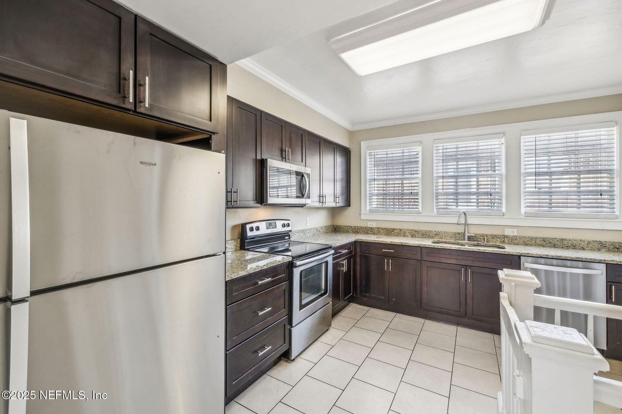 2822 Herschel St - Photo 5 of 19