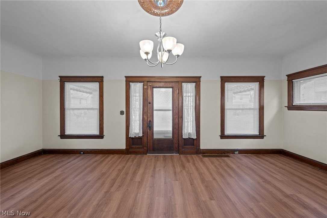2052 W 89th St - Photo 4 of 23