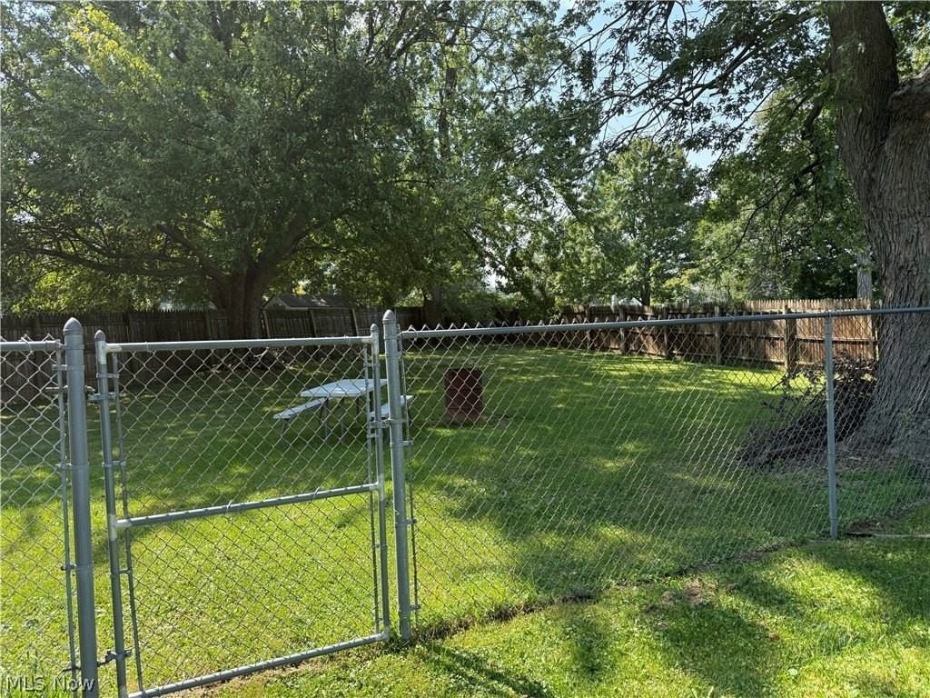 12922 Fountain Ct - Photo 4 of 15