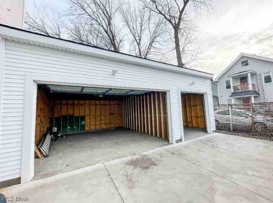 2476 Thurman Ave - Photo 2 of 19