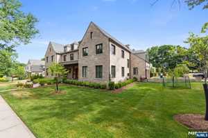 featured image of 548 Sylvan Pl
