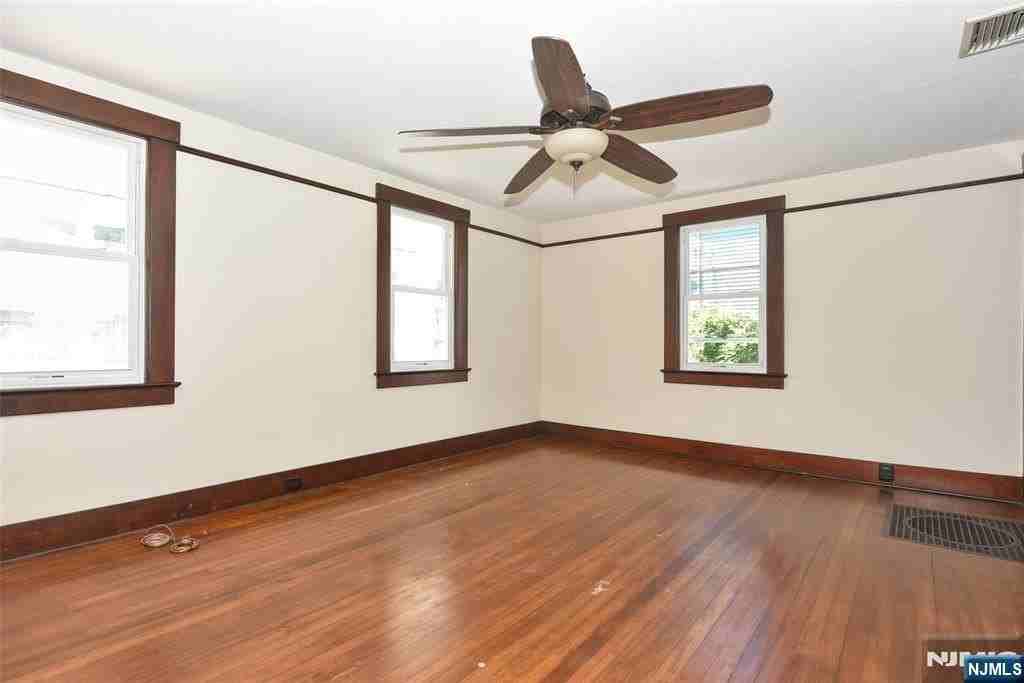 36 Hines Ave - Photo 4 of 41