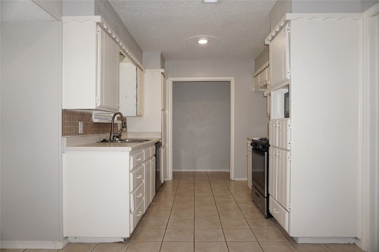 2308 Warwick Ct - Photo 5 of 21