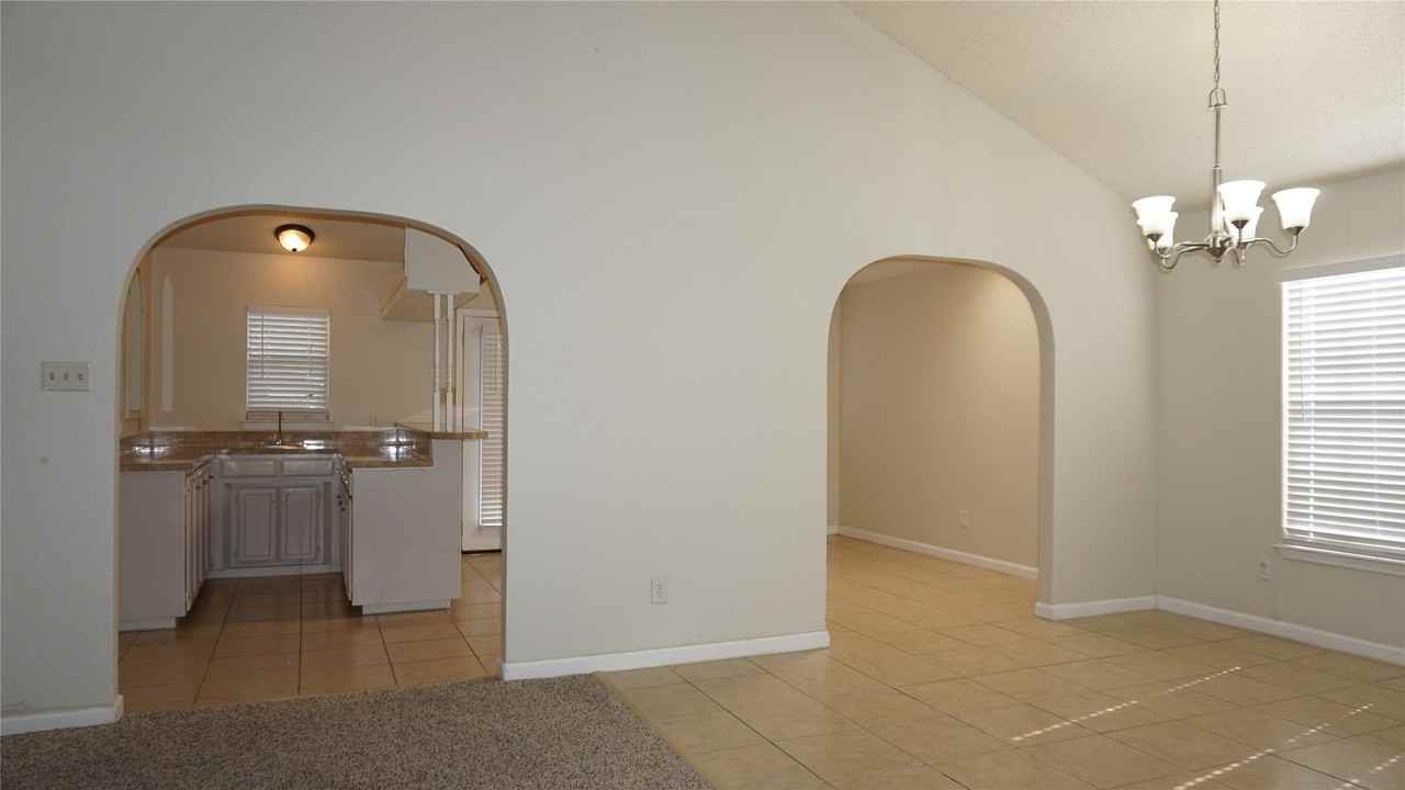 10217 Cool Spring Dr - Photo 5 of 23