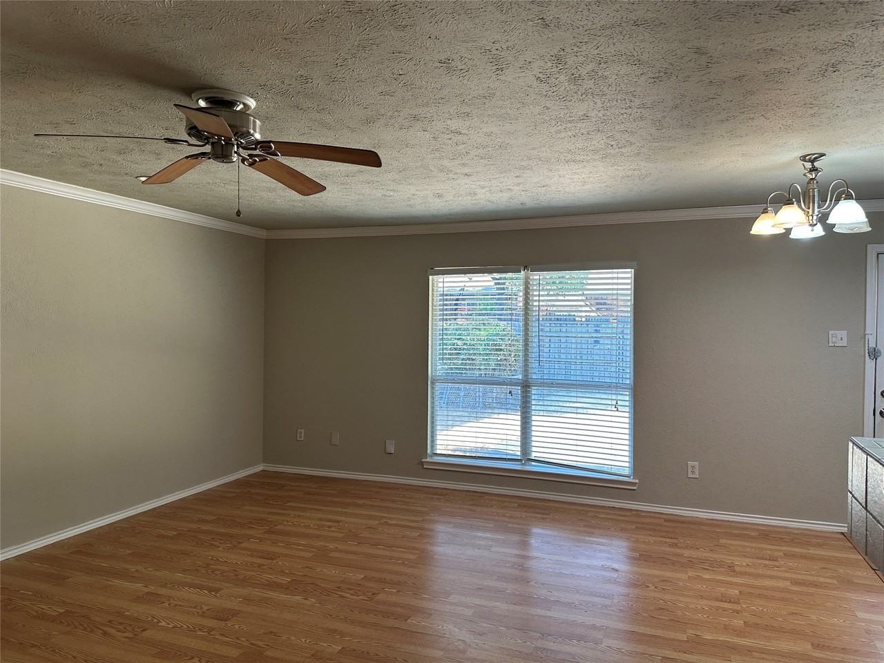 563 Oldbridge Dr - Photo 6 of 32
