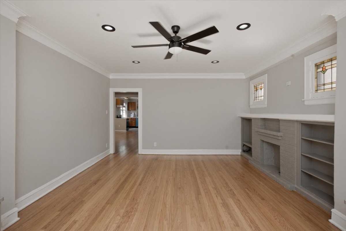 5742 N Rockwell St #2 - Photo 3 of 15