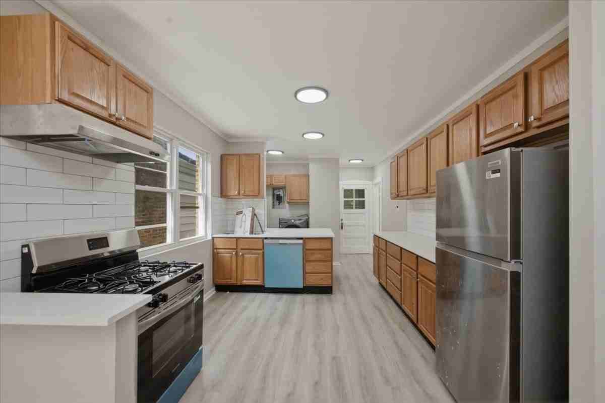 5742 N Rockwell St #2 - Photo 5 of 15