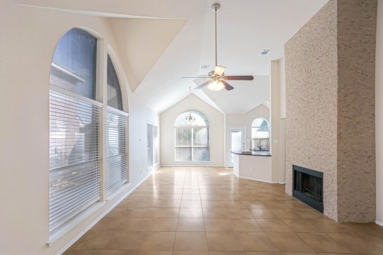 2508 Lakeshore Dr - Photo 2 of 40