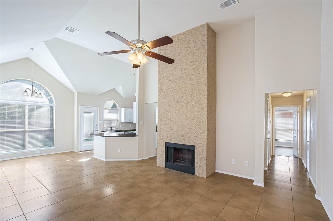 2508 Lakeshore Dr - Photo 3 of 40