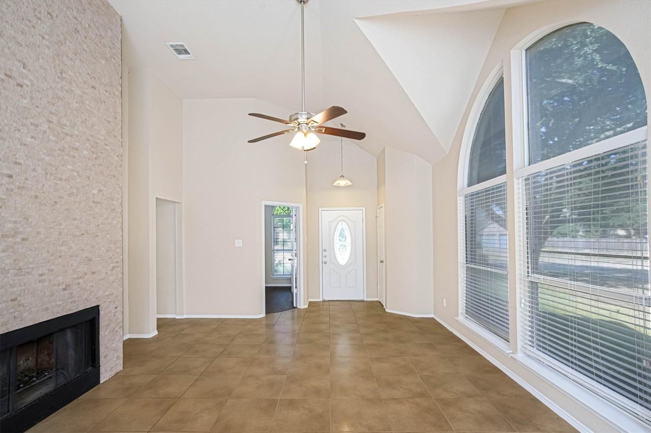 2508 Lakeshore Dr - Photo 4 of 40