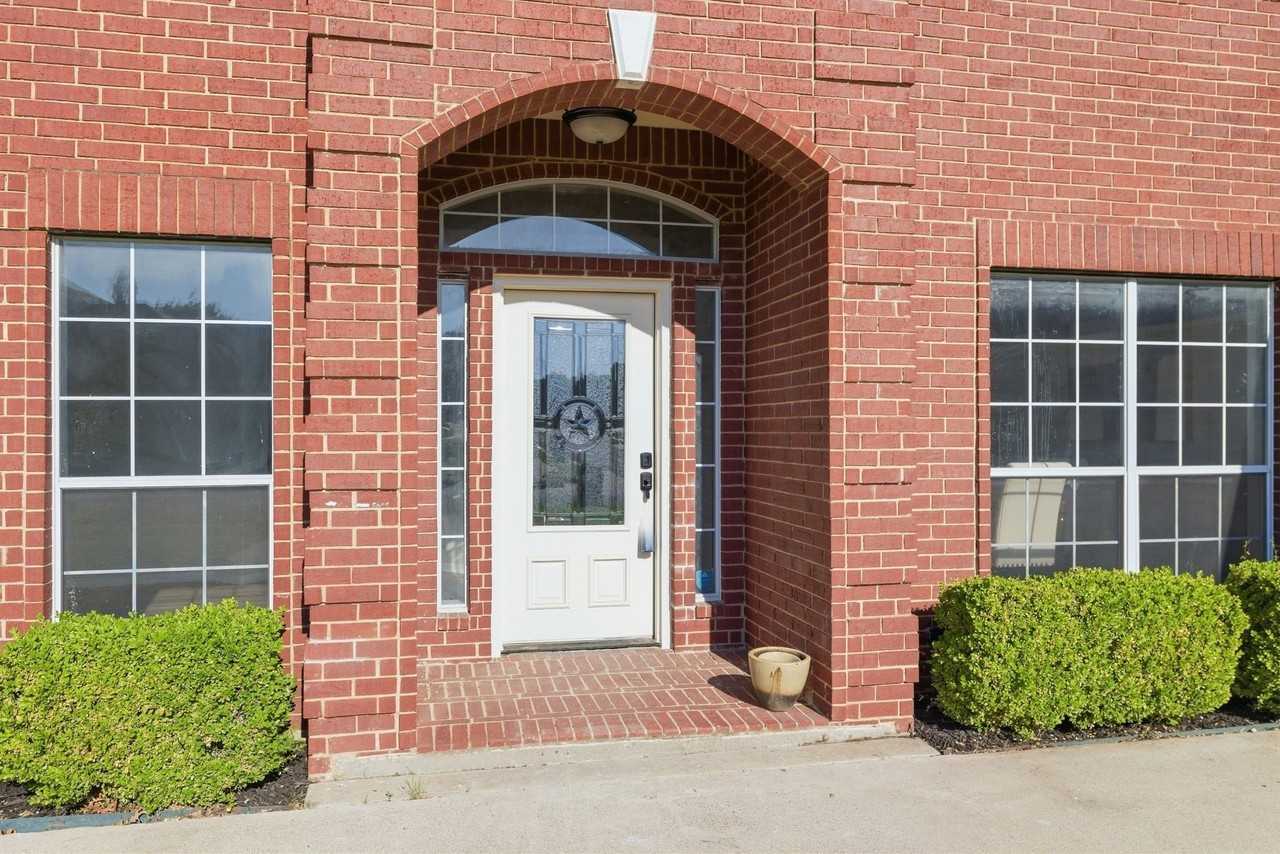 7000 Winthorp Dr - Photo 3 of 40