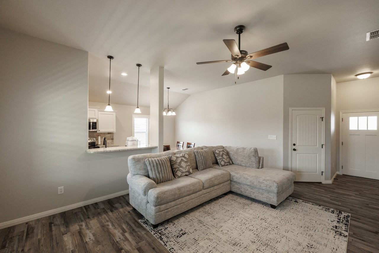 1839 Sweetwater Ln - Photo 4 of 30