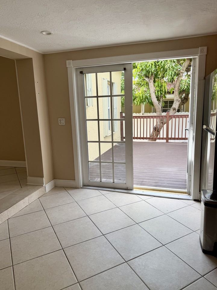 520 Southwest 56th Avenue - Photo 2 of 9